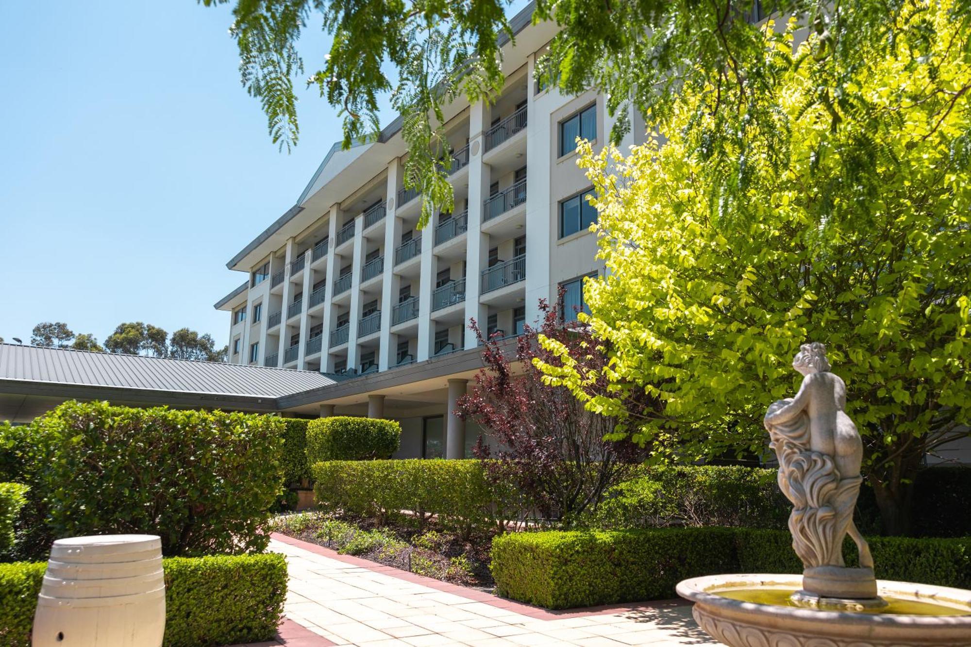 Visy Dior Hotel Baulkham Hills Exterior photo