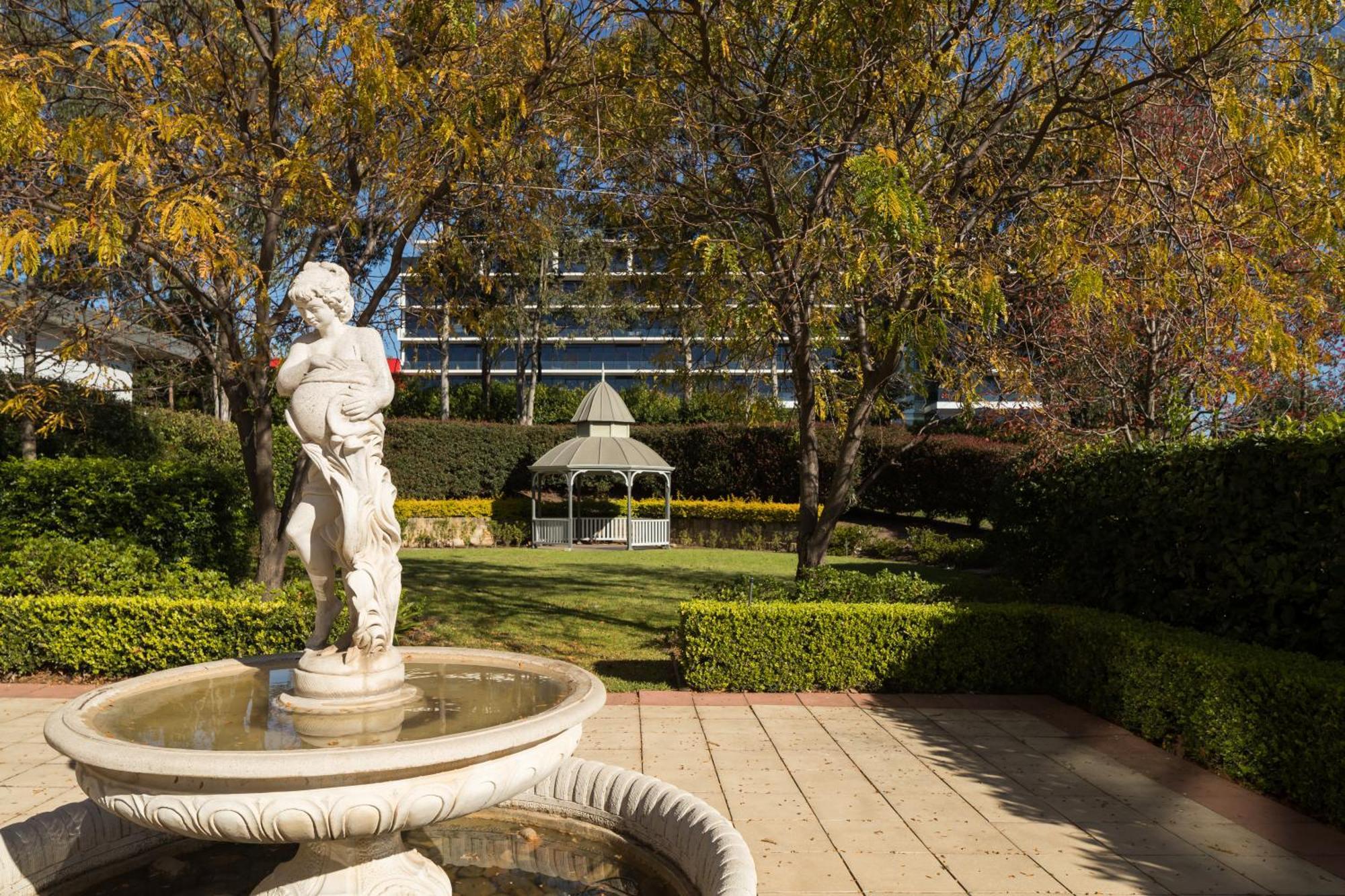 Visy Dior Hotel Baulkham Hills Exterior photo